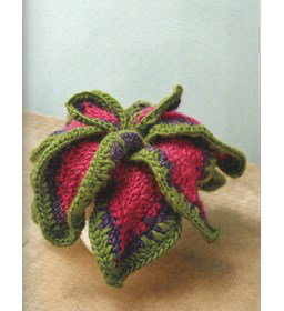 fel gekleurde siernetelplant gemaakt van Lang Yarns Donegal