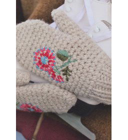 Handschoenen gemaakt van borduurstoffen