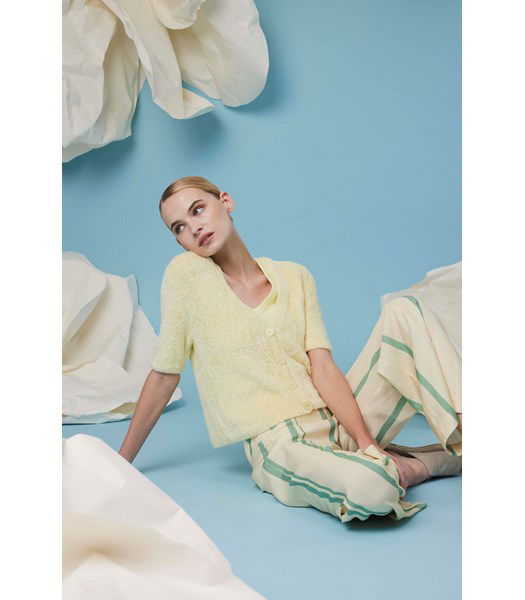 Breipatroon Donzige damesvest Bella met korte mouwen