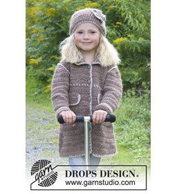 Jas en muts met decoratieve randen gemaakt van Drops Nepal