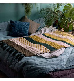 Deken met kwastjes gemaakt van Scheepjes Colour Crafter