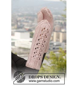 Wanten met kantpatroon gemaakt van Drops Snow - Eskimo