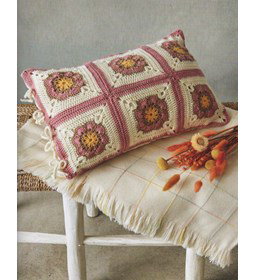 granny square langwerpig kussen gemaakt van Haaknaalden