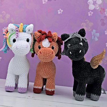 knuffel paard met krullende manen