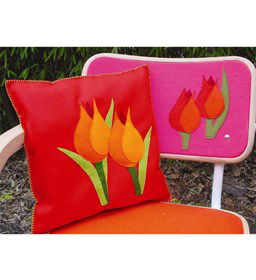 Kussen tulp gemaakt van DMC borduurgaren 11