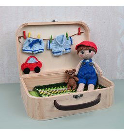 Speel en logeerkoffertje met jongenspop gemaakt van Durable Coral
