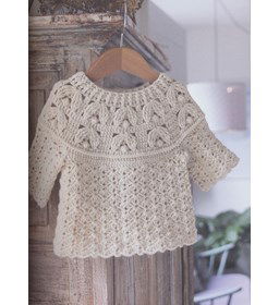 Baby truitje met bloempatroon gemaakt van Haaknaalden