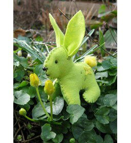 Haasje van vilt gemaakt van DMC borduurgaren 11