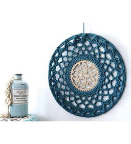 Mandala met houten kern gemaakt van Haaknaalden