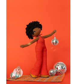 Pop 1970 in jumpsuit gemaakt van Boeken poppen en dieren