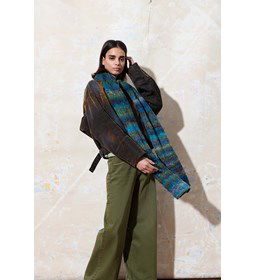 Sjaal in kabelpatroon gemaakt van Lang Yarns Magnolia