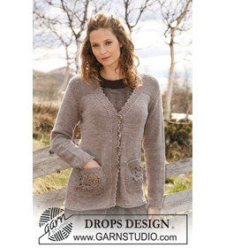 Vest met gehaakte zakken gemaakt van Drops Karisma