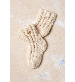 Babysokjes met kabelpatroon gemaakt van Lang Yarns Baby Cotton Naturally Colored