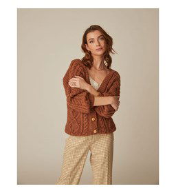 Damesvest in gerstekorrel en kabelpatroon gemaakt van Phildar Phil Tweedy