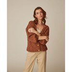 Breipatroon Damesvest in gerstekorrel en kabelpatroon