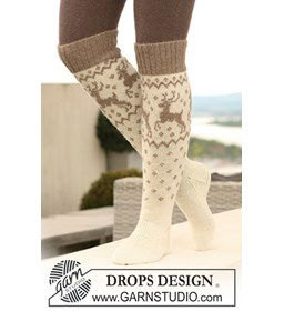 Gebreide sokken met rendieren gemaakt van Drops Alpaca