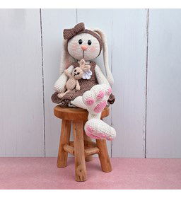 Knuffelkonijn met knuffeltje gemaakt van Scheepjes Maxi Sweet Treat