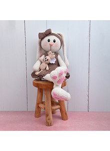 Knuffelkonijn met knuffeltje