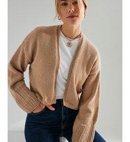 Kort damesvest met smalle halsbies gemaakt van Phildar Phil Caresse