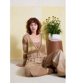 Damesvest met lage V-hals gemaakt van knopen