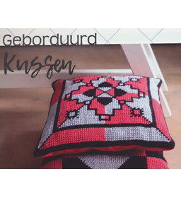 Kussen gemaakt van borduurstoffen