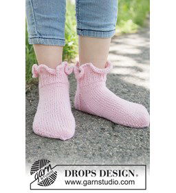 Petal Whisper Socks gemaakt van Drops Fabel