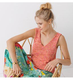 Damestopje met V-hals gemaakt van Phildar Phil Rainbow