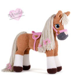 Pony Spirit met zadel en halster gemaakt van Scheepjes Colour Crafter