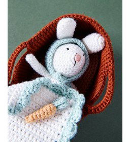 Babykonijn in reiswieg gemaakt van DMC borduurgaren