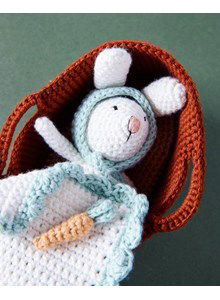 Babykonijn in reiswieg