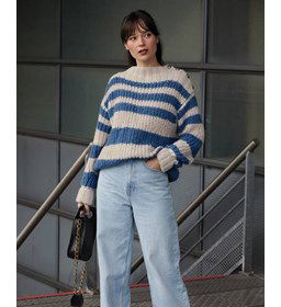 Gestreepte damestrui met knoopsluiting in schouder