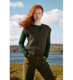 Mouwloze trui met kabelpatroon gemaakt van Lang Yarns Donegal Tweed Plus