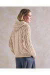 Breipatroon damesvest en muts met kabelpatroon Cybelle van andere kant