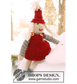 Gehaakte kerstvrouw gemaakt van Drops Nepal