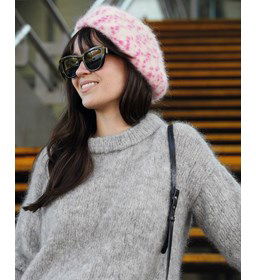 Baret in fel gekleurde dierenprint