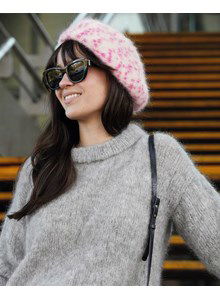 Baret in fel gekleurde dierenprint