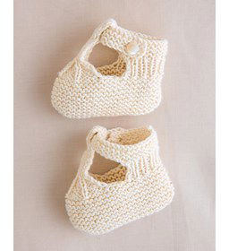 Babyslofjes met enkelbandjes gemaakt van knopen