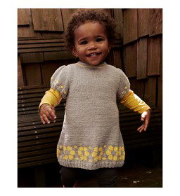 Kinderjurkje met korte pofmouwtjes gemaakt van Phildar Phil Partner 3,5