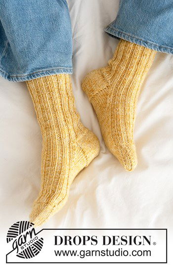 Gebreide sokken met unieke hiel in DROPS Fiesta