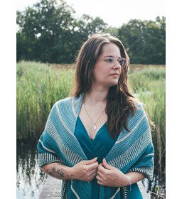 Reflectie sjaal gemaakt van boeken haken