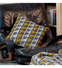 Kussen gemaakt van Lang Yarns Malou Light uni en color