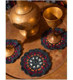 Ronde onderzetters in mozaiek patroon gemaakt van Lang Yarns Quattro, Quattro Lame en Quattro color