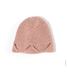 babymutsje met zigzag ajourpatroon gemaakt van Handwerk accesoires