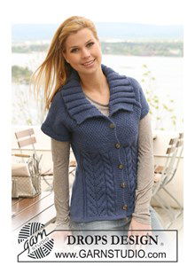 Gebreid DROPS vest met korte raglanmouwen van Alaska. Maat S - XXXL.