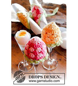 Eierwarmers en servetringen gemaakt van Drops Paris