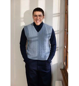 Herenspencer in ajourpatroon gemaakt van Lang Yarns Cashmere Premium