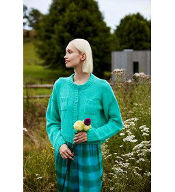 Damesjasje met borstzakjes gemaakt van Lang Yarns Wooladdicts Bliss