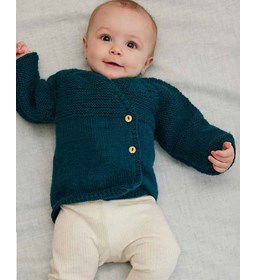 Babyvestje met brede overslag gemaakt van knopen