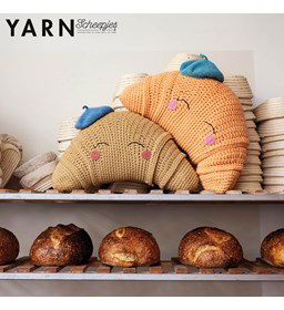 Kussen Cuddly Croissant Cushion gemaakt van Scheepjes Scrumptious