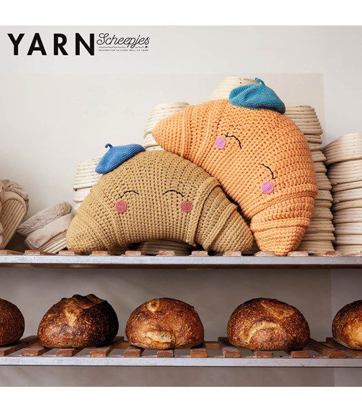 Haakpatroon Kussen Cuddly Croissant Cushion